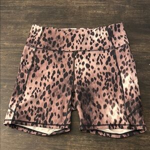 Oasis PureLuxe High-Waisted 6'' Short Leopard Print